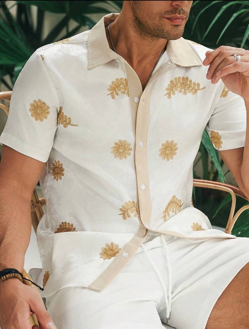 Chemise casual pour homme à manches courtes avec col à contraste et design patchwork, style estival moderne à boutonnière, idéale pour une tenue décontractée quotidienne