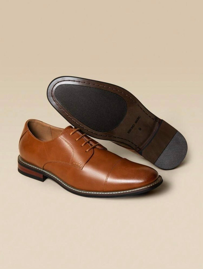 Chaussures Oxford classiques pour homme à lacets, au design moderne et élégant pour les occasions formelles.
