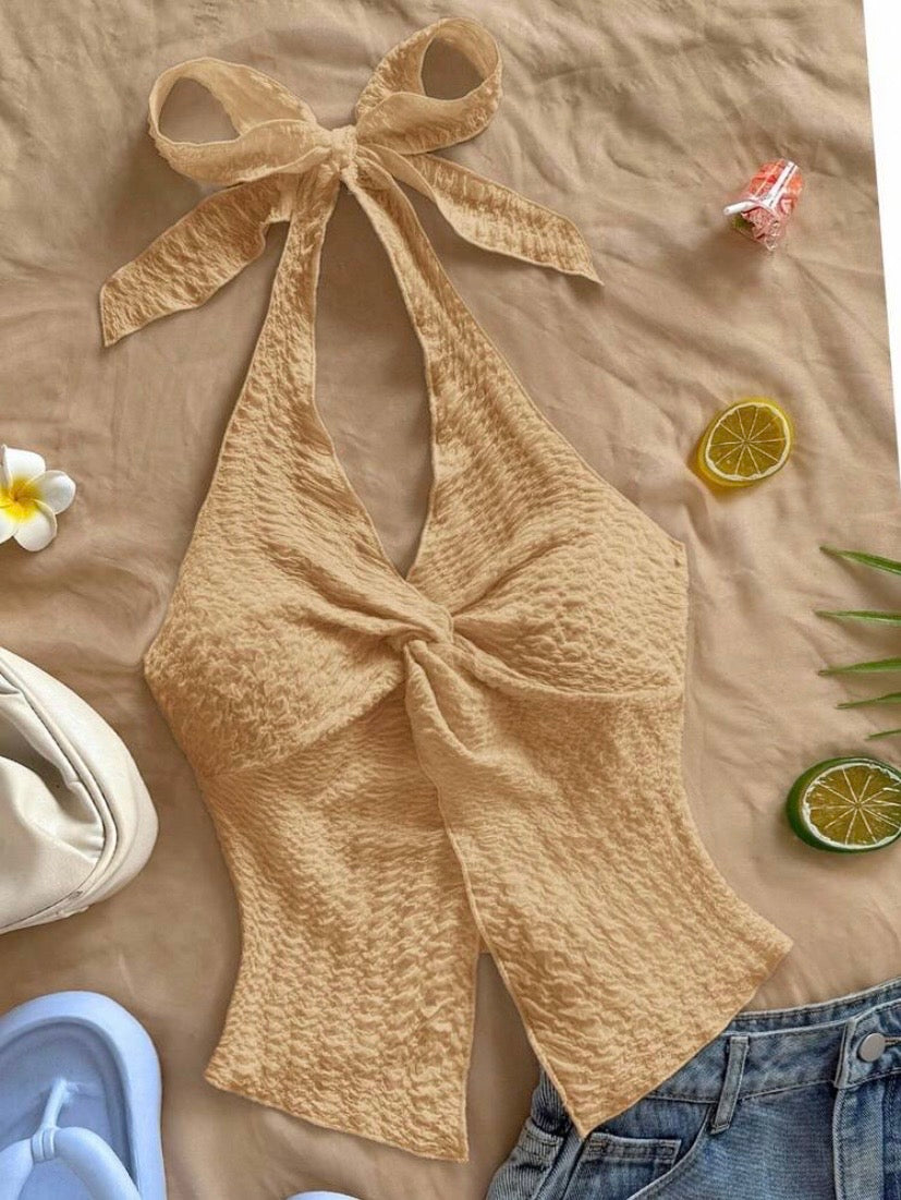 Top camisole tendance pour femme avec col halter, dos ouvert, détail noué et fente élégante pour un style séduisant et moderne