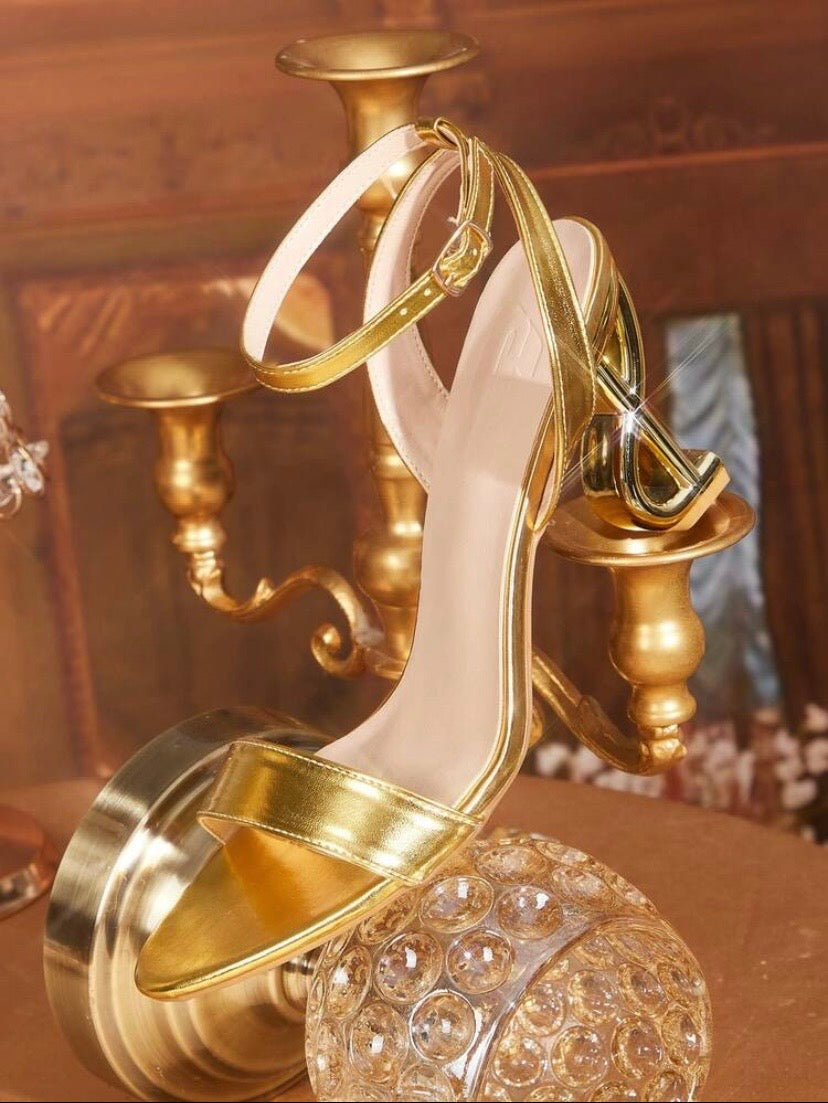 Sandales à talons pour femme au style élégant et raffiné avec brides et grands strass brillants, idéales pour soirées, rendez-vous et occasions habillées d’été
