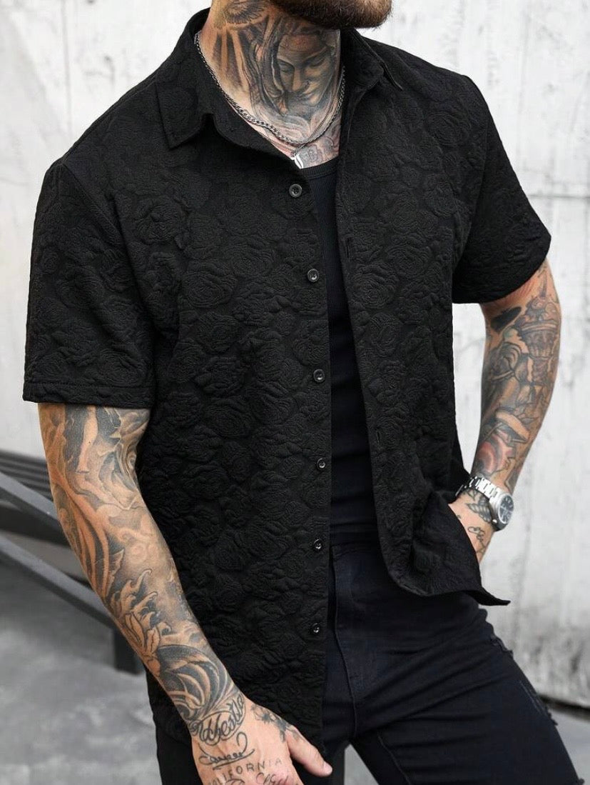 Chemise décontractée pour homme à manches courtes et boutons sur le devant, coupe simple et élégante pour l’été.