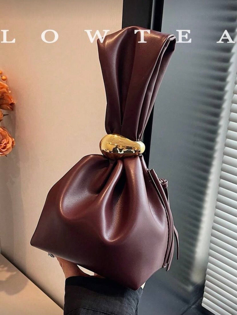 Mini sac nuage plissé en simili cuir avec fermeture éclair et détails métalliques, style élégant pour usage quotidien 👜