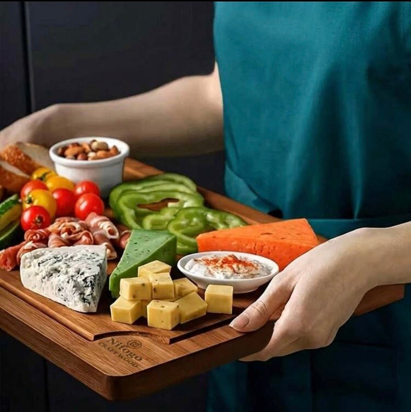 Lot de 3 planches à découper en bambou, robustes et durables, avec rainures récupératrices de jus, idéales pour la cuisine et le service.