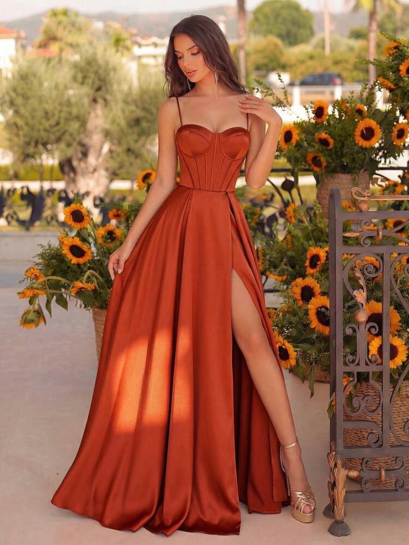 Robe longue élégante pour femme à bretelles fines et col cœur, dos ouvert croisé avec fente haute et taille marquée, idéale pour soirée, mariage et occasions habillées