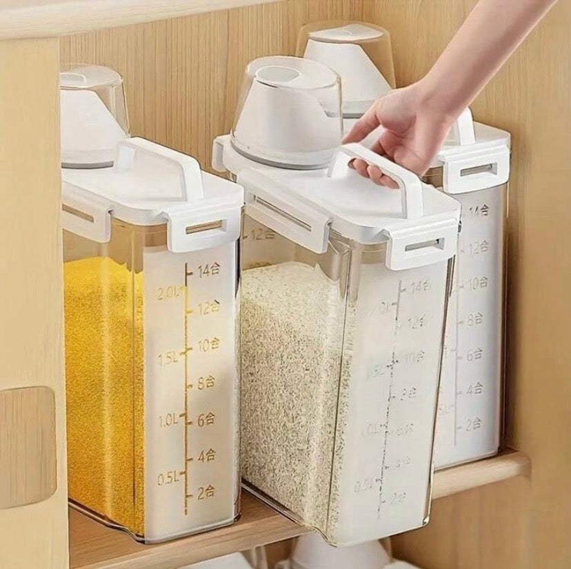 Lot de 4 boîtes de conservation hermétiques pour aliments secs avec gobelet doseur, idéales pour riz, céréales, farine, sucre ou nourriture pour animaux.