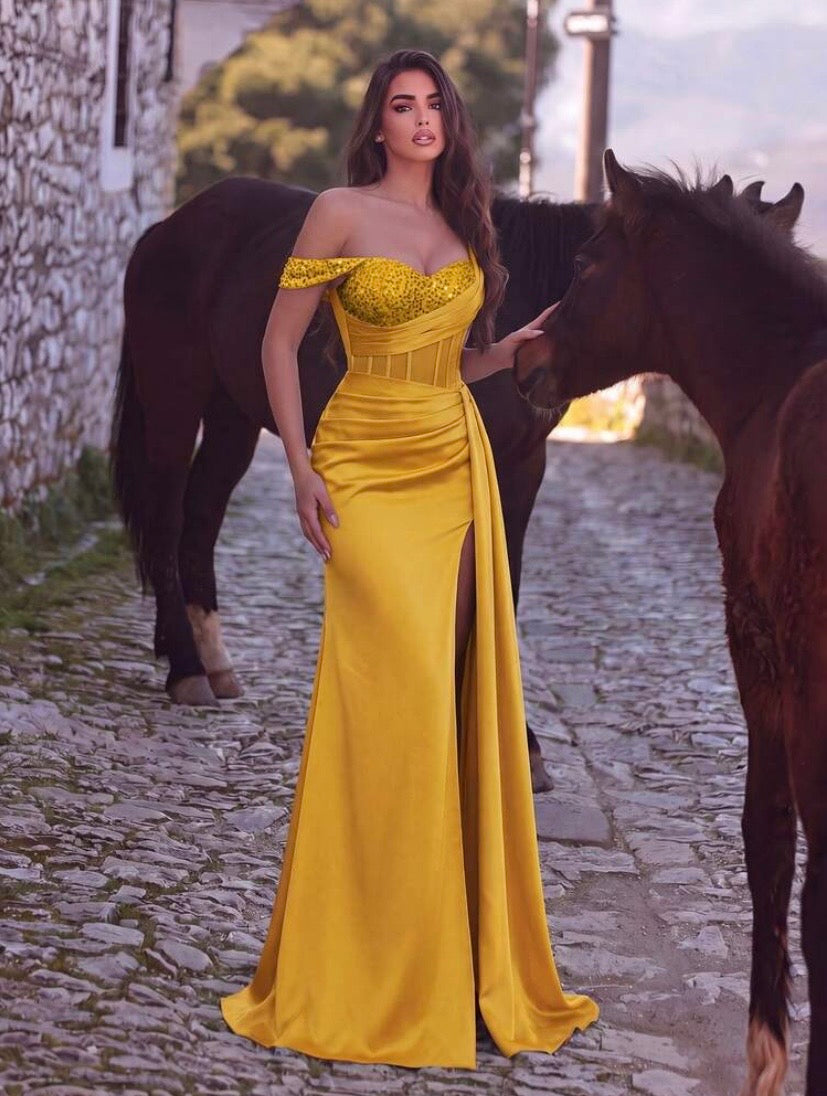 Robe de soirée élégante pour femme à col asymétrique avec détails en sequins contrastés, bustier structuré et fente haute, idéale pour mariages et événements habillés