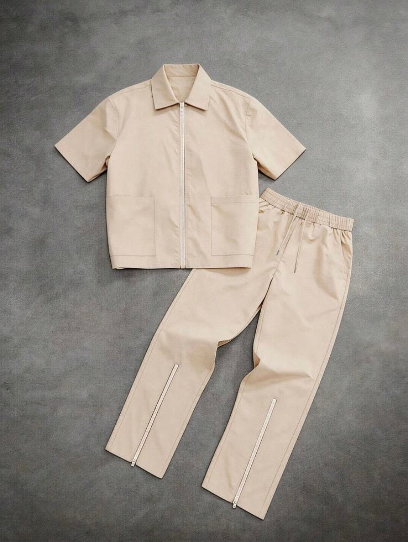 Ensemble 2 pièces pour homme avec haut zippé à manches courtes et pantalon léger, idéal pour un style décontracté au quotidien en été.