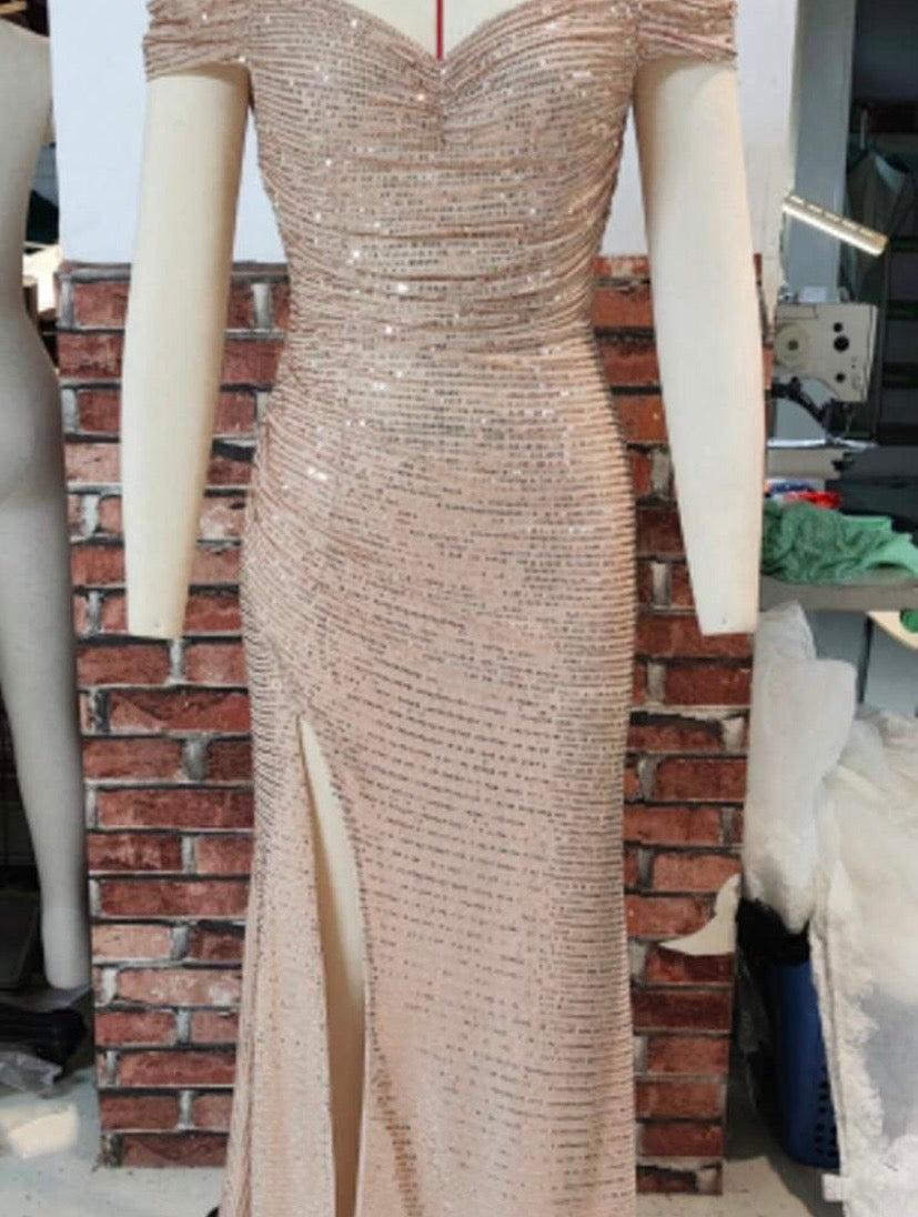 Robe de soirée élégante pour femme à col V et épaules dénudées, taille haute et détails à sequins plissés