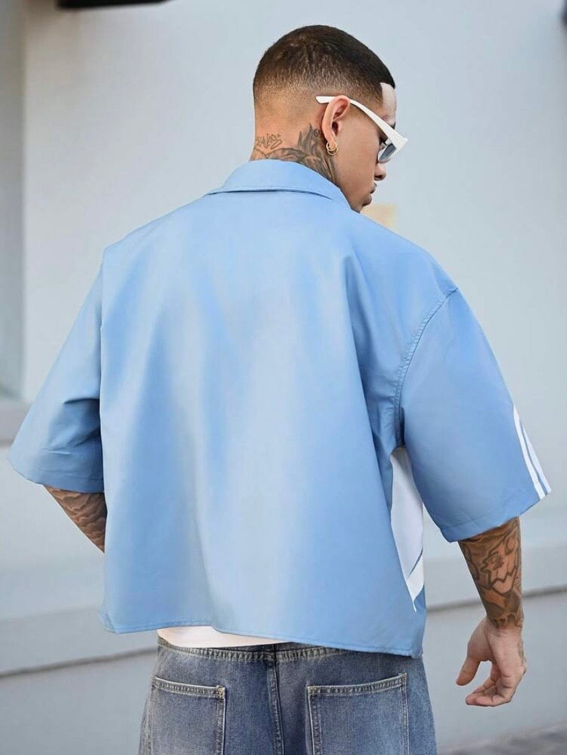 Chemise décontractée pour homme à coupe ample avec col rabattu et imprimé digital, idéale pour un style estival moderne.