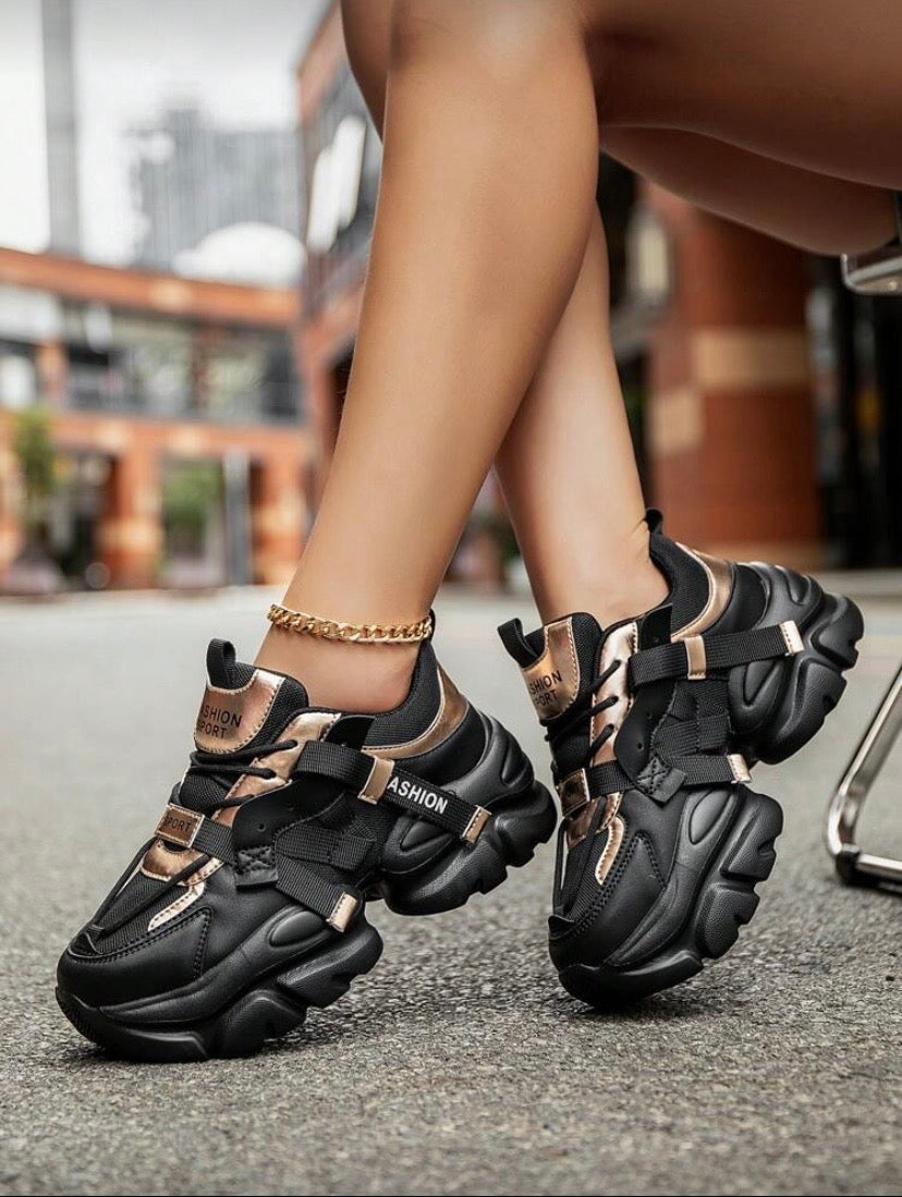 Baskets compensées à lacets avec empiècements en mesh et motifs contrastants, confortables et polyvalentes 👟