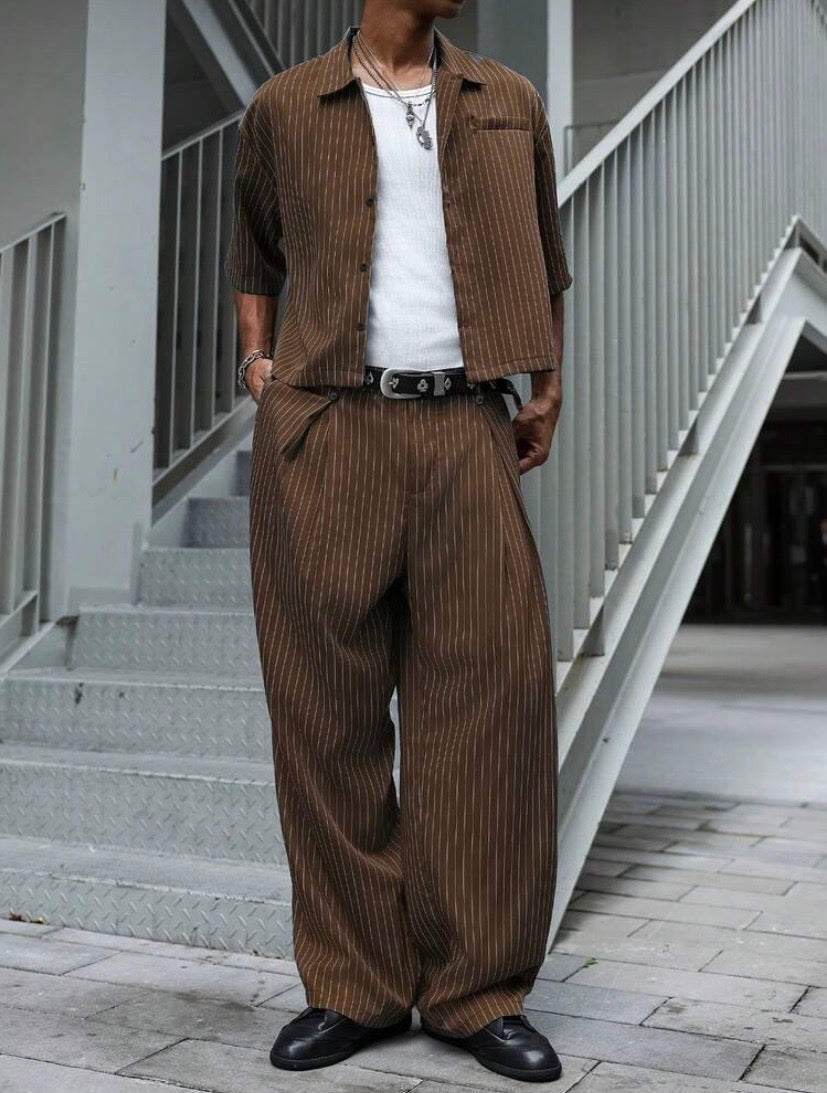 Ensemble streetwear unisexe avec haut à manches courtes rayé et pantalon ample, style japonais décontracté idéal pour l’été et les sorties en ville.
