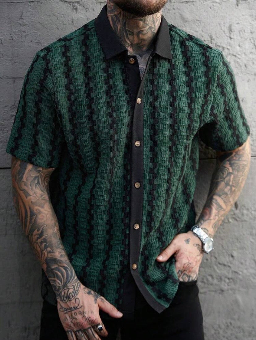 Chemise casual pour homme à manches courtes avec col à contraste et design patchwork, style estival moderne à boutonnière, idéale pour une tenue décontractée quotidienne