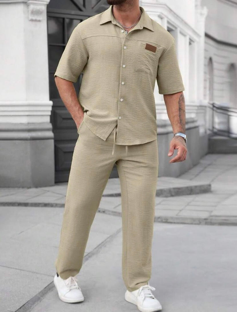 Ensemble homme décontracté en tissu gaufré avec chemise imprimée à manches courtes et pantalon à taille élastique avec cordon, idéal pour vacances, soirées et tenues confortables du quotidien