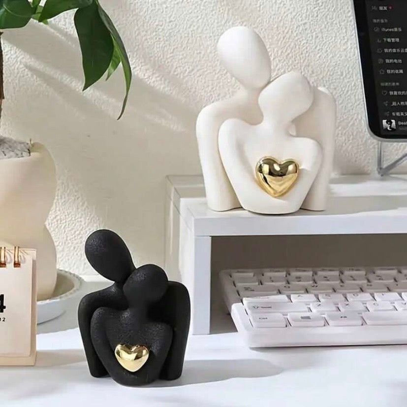 Statue moderne représentant une étreinte amoureuse avec cœur doré, décoration élégante pour salon, chambre ou bureau.