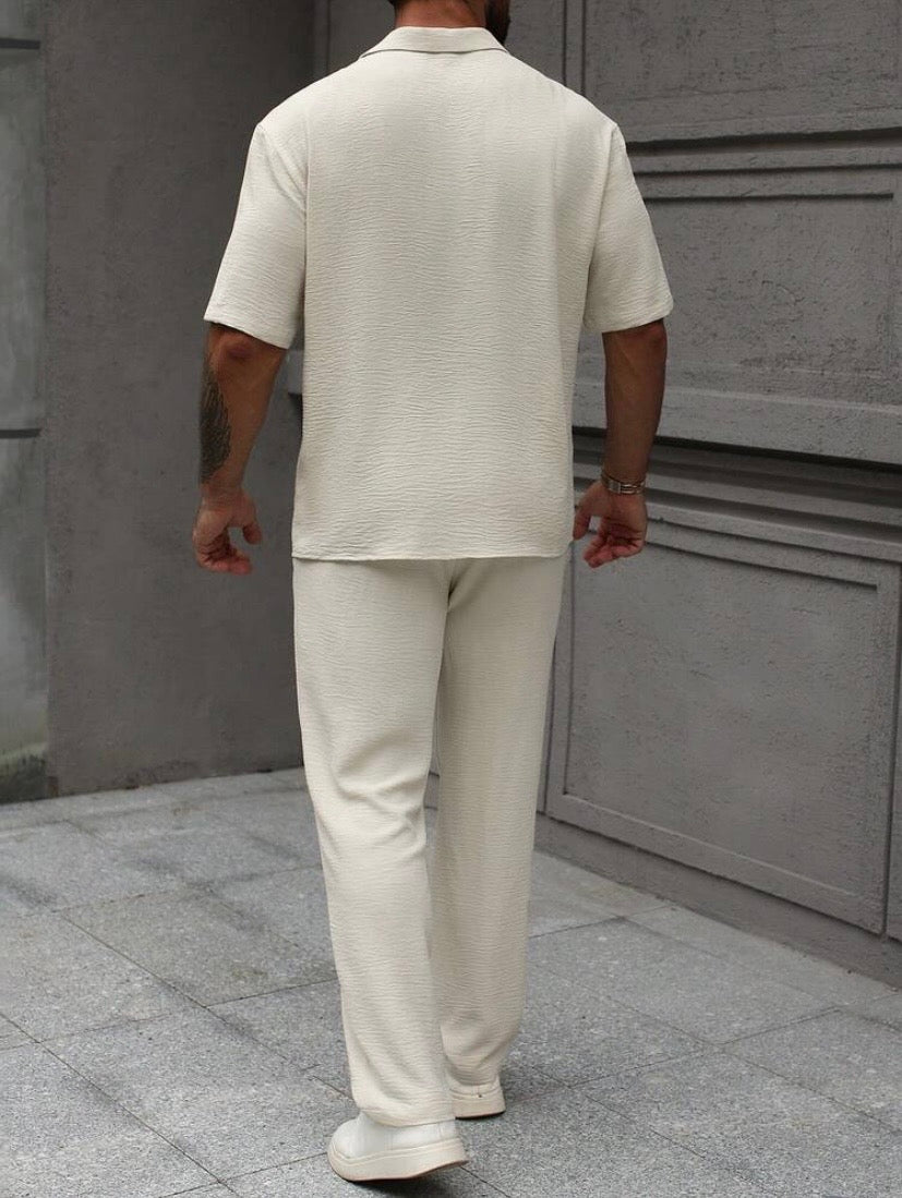 Ensemble homme décontracté en tissu gaufré avec chemise imprimée à manches courtes et pantalon à taille élastique avec cordon, idéal pour vacances, soirées et tenues confortables du quotidien