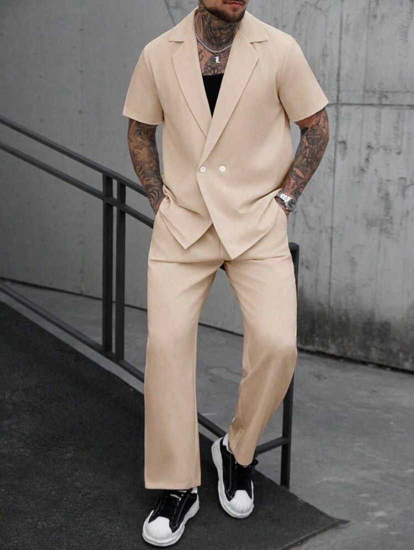 Ensemble homme style Old Money avec chemise croisée à manches courtes et pantalon décontracté à poches inclinées, idéal pour l’été et les vacances.