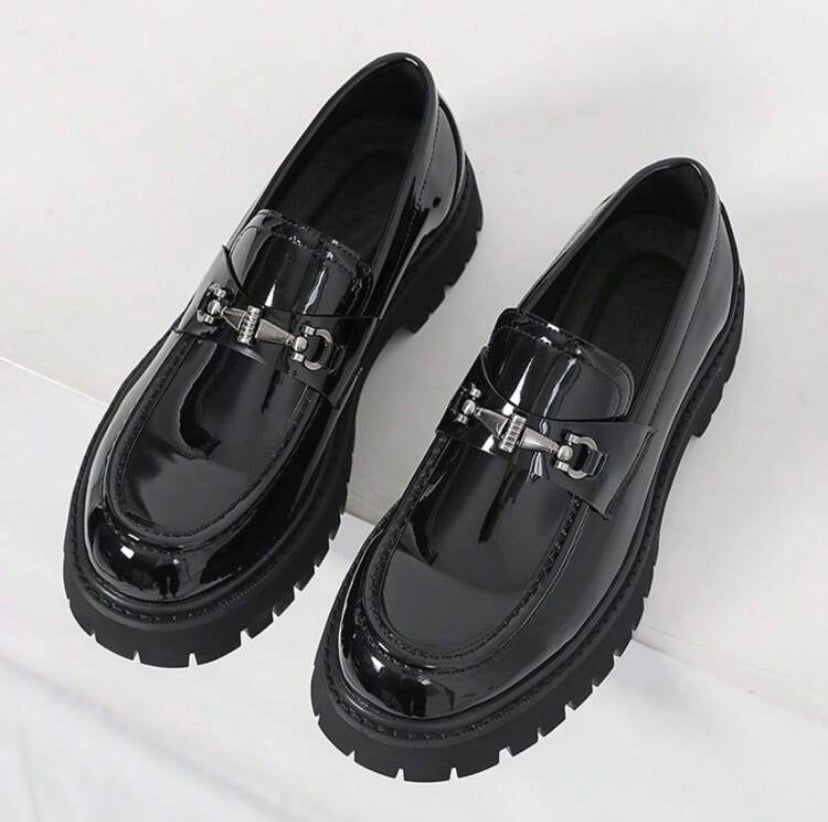 Chaussures pour homme à semelle épaisse style Oxford, alliant élégance britannique et confort pour un usage quotidien ou professionnel.