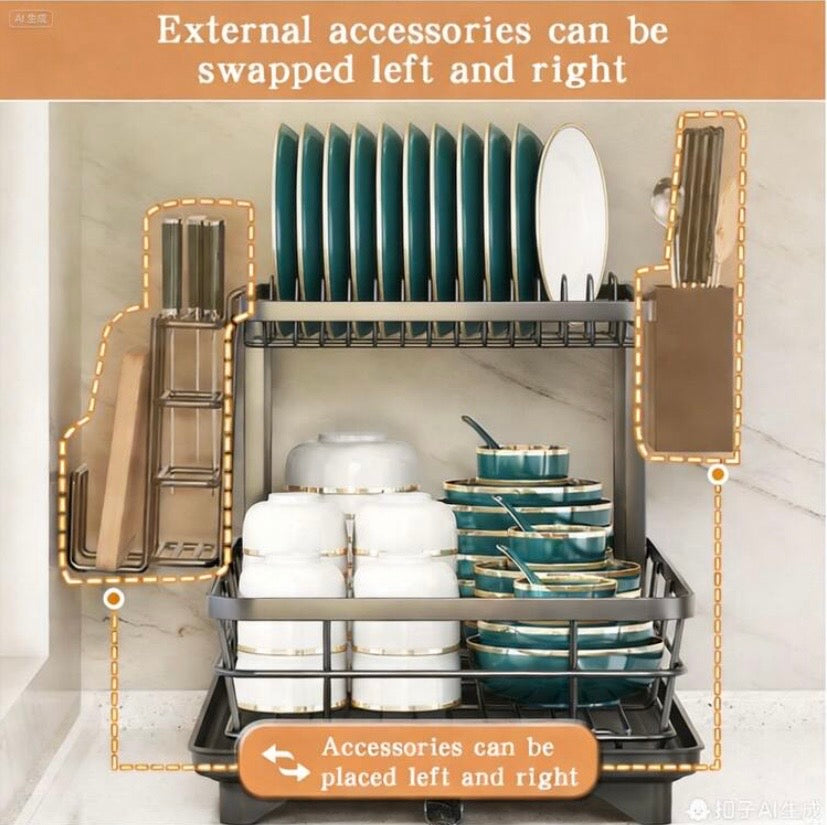 Égouttoir à vaisselle double niveau en métal et acier carbone, avec supports pour couverts, couteaux et tasses, design robuste et gain de place pour une cuisine organisée.