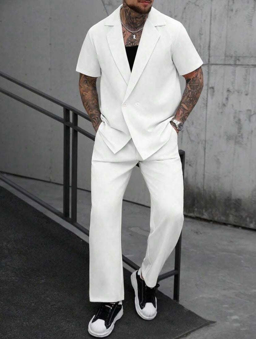 Ensemble homme style Old Money avec chemise croisée à manches courtes et pantalon décontracté à poches inclinées, idéal pour l’été et les vacances.