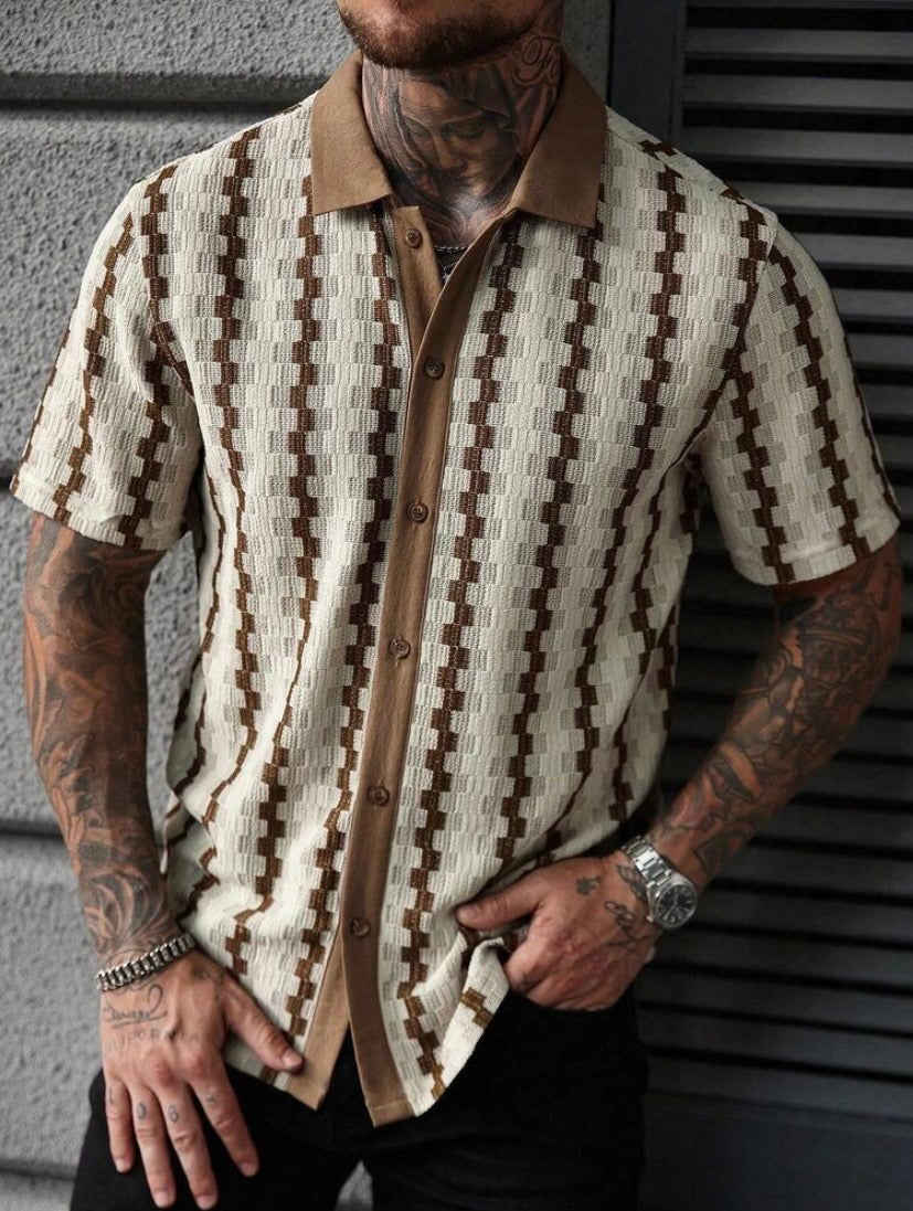 Chemise casual pour homme à manches courtes avec col à contraste et design patchwork, style estival moderne à boutonnière, idéale pour une tenue décontractée quotidienne