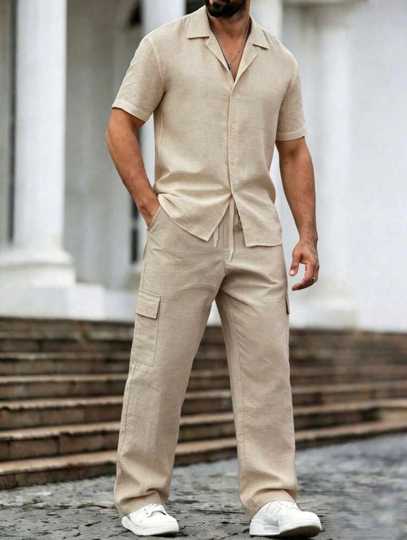 Ensemble homme avec chemise à col et pantalon droit, style décontracté et moderne, idéal pour le quotidien, les loisirs et les activités de plein air.
