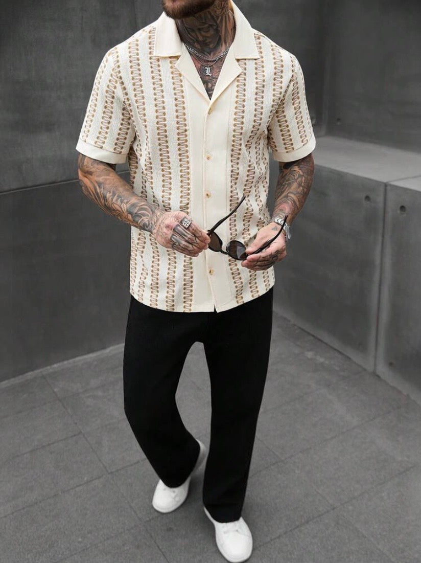 Chemise décontractée pour homme à manches courtes avec col cubain et design à contrastes, style léger et estival, adaptée aux loisirs, voyages et occasions semi-formelles
