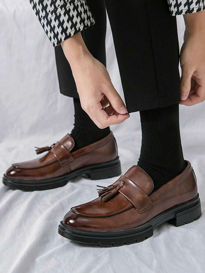 Chaussures habillées pour homme en cuir PU à semelle épaisse avec pampilles décoratives, modèle à enfiler idéal pour mariages et occasions professionnelles.