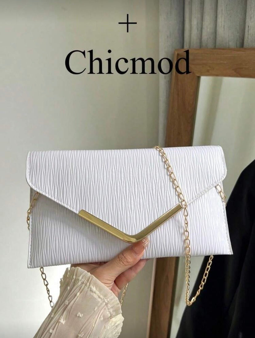 Sac bandoulière à rabat texturé avec bord métallique et chaîne, style élégant et polyvalent 👜
