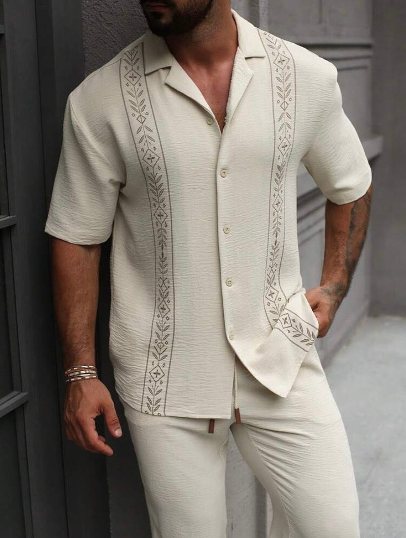 Ensemble homme décontracté en tissu gaufré avec chemise imprimée à manches courtes et pantalon à taille élastique avec cordon, idéal pour vacances, soirées et tenues confortables du quotidien