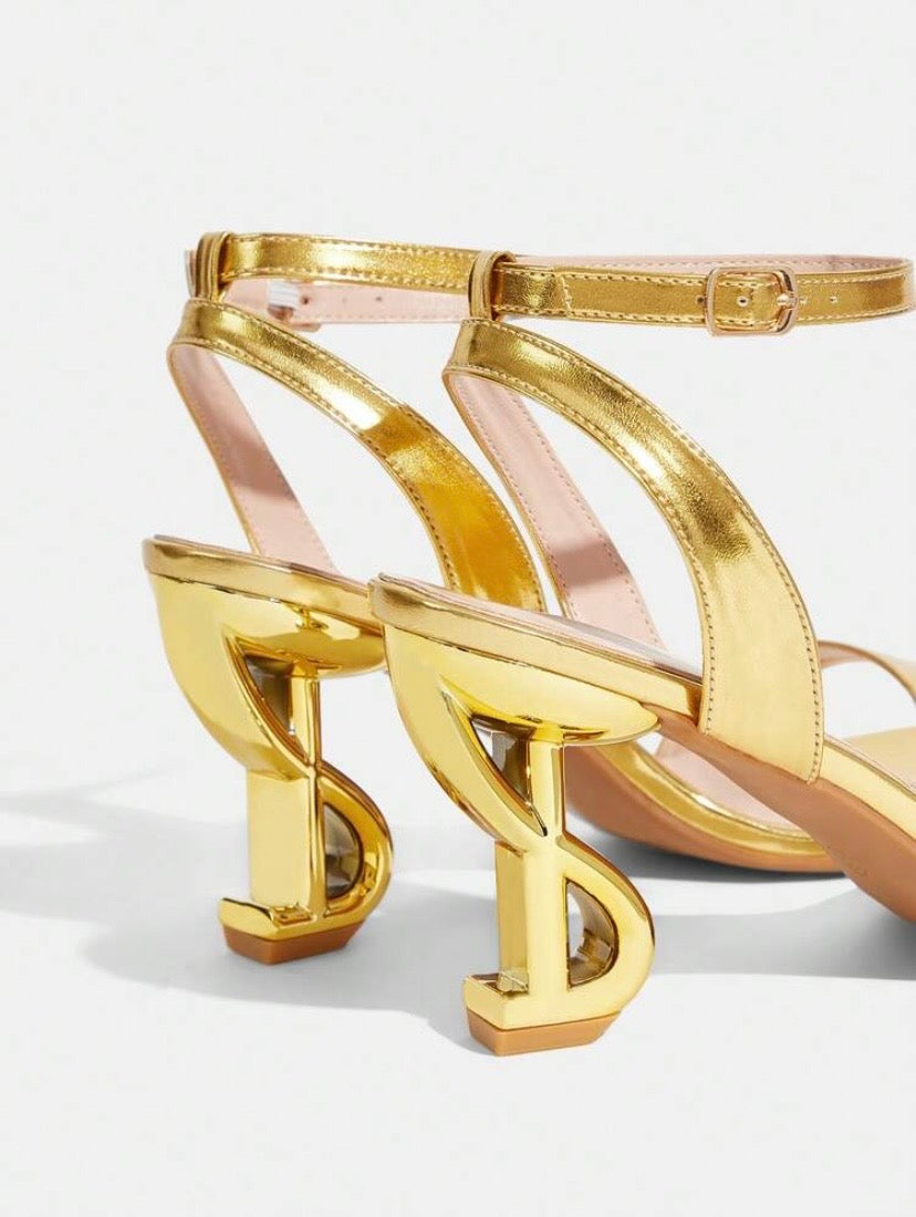 Sandales à talons pour femme au style élégant et raffiné avec brides et grands strass brillants, idéales pour soirées, rendez-vous et occasions habillées d’été