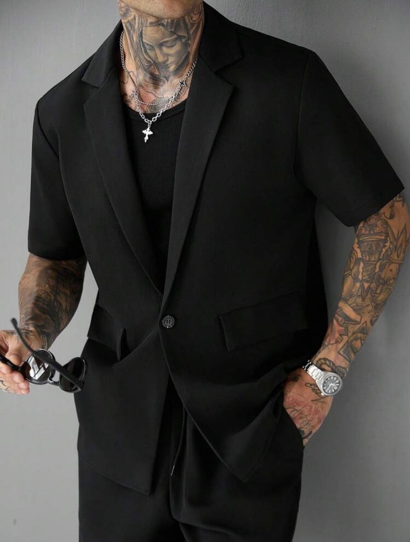 Ensemble homme style Old Money avec chemise croisée à manches courtes et pantalon décontracté à poches inclinées, idéal pour l’été et les vacances.