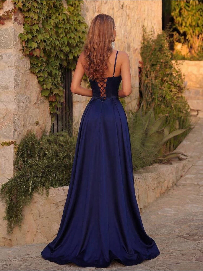 Robe longue élégante pour femme à bretelles fines et col cœur, dos ouvert croisé avec fente haute et taille marquée, idéale pour soirée, mariage et occasions habillées