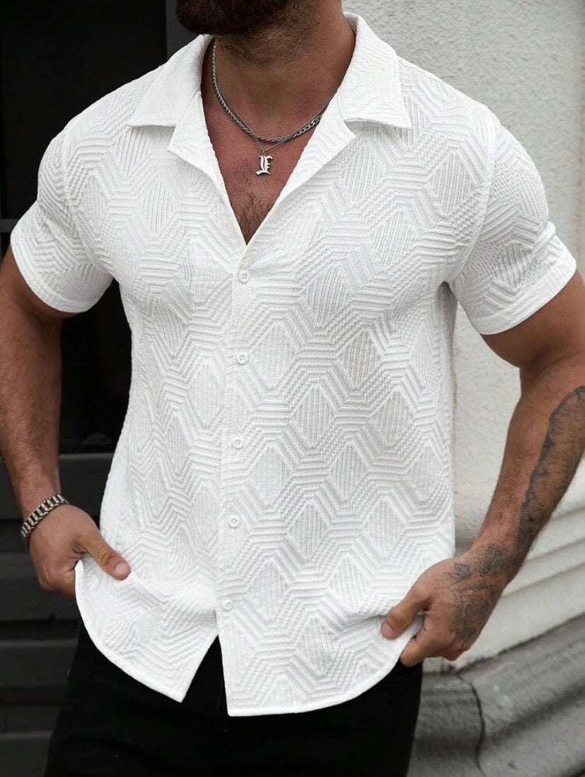 Chemise décontractée pour homme à manches courtes et boutons sur le devant, coupe simple et élégante pour l’été.
