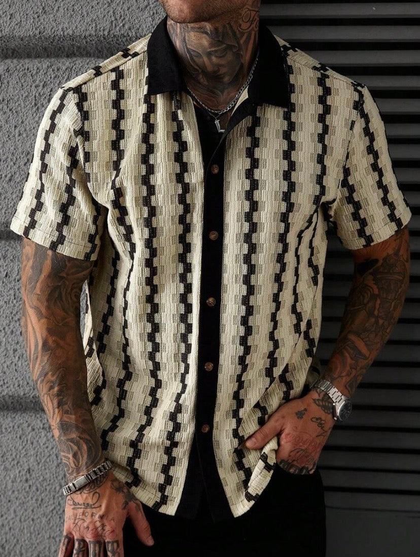 Chemise casual pour homme à manches courtes avec col à contraste et design patchwork, style estival moderne à boutonnière, idéale pour une tenue décontractée quotidienne
