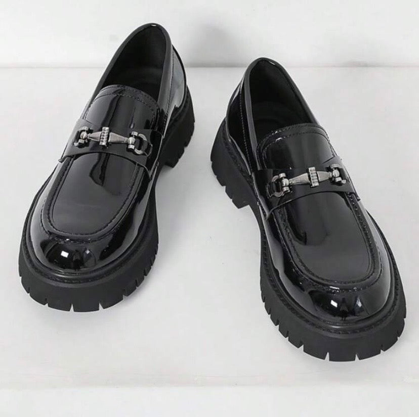 Chaussures pour homme à semelle épaisse style Oxford, alliant élégance britannique et confort pour un usage quotidien ou professionnel.