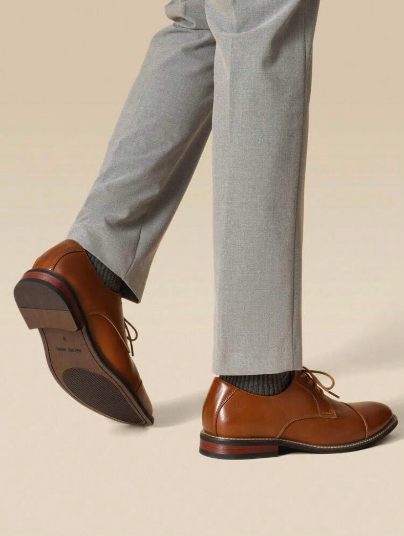 Chaussures Oxford classiques pour homme à lacets, au design moderne et élégant pour les occasions formelles.