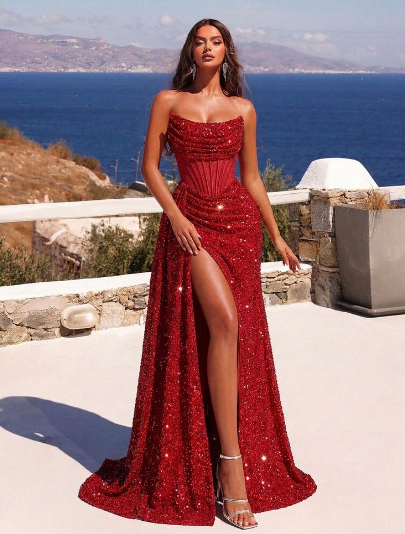 Robe longue élégante sans bretelles avec détails à sequins et corset structuré, taille haute plissée avec fente satinée et dos lacé, parfaite pour galas, cocktails et cérémonies formelles
