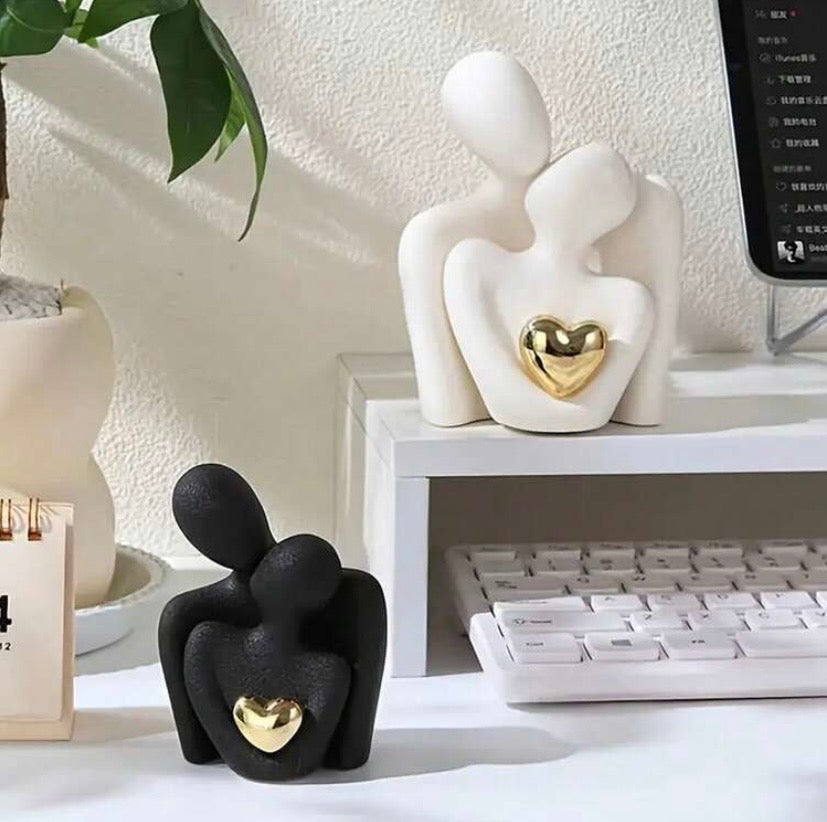 Statue moderne représentant une étreinte amoureuse avec cœur doré, décoration élégante pour salon, chambre ou bureau.