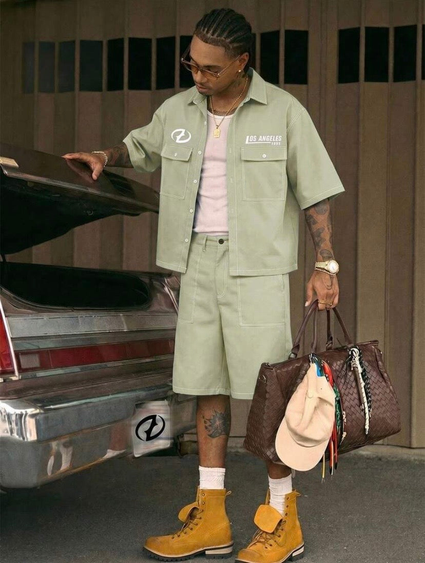Ensemble décontracté pour homme avec chemise à boutons et short assorti à contrastes de couleurs, idéal pour l’été et les loisirs.