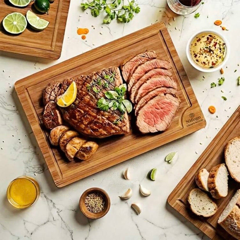 Lot de 3 planches à découper en bambou, robustes et durables, avec rainures récupératrices de jus, idéales pour la cuisine et le service.