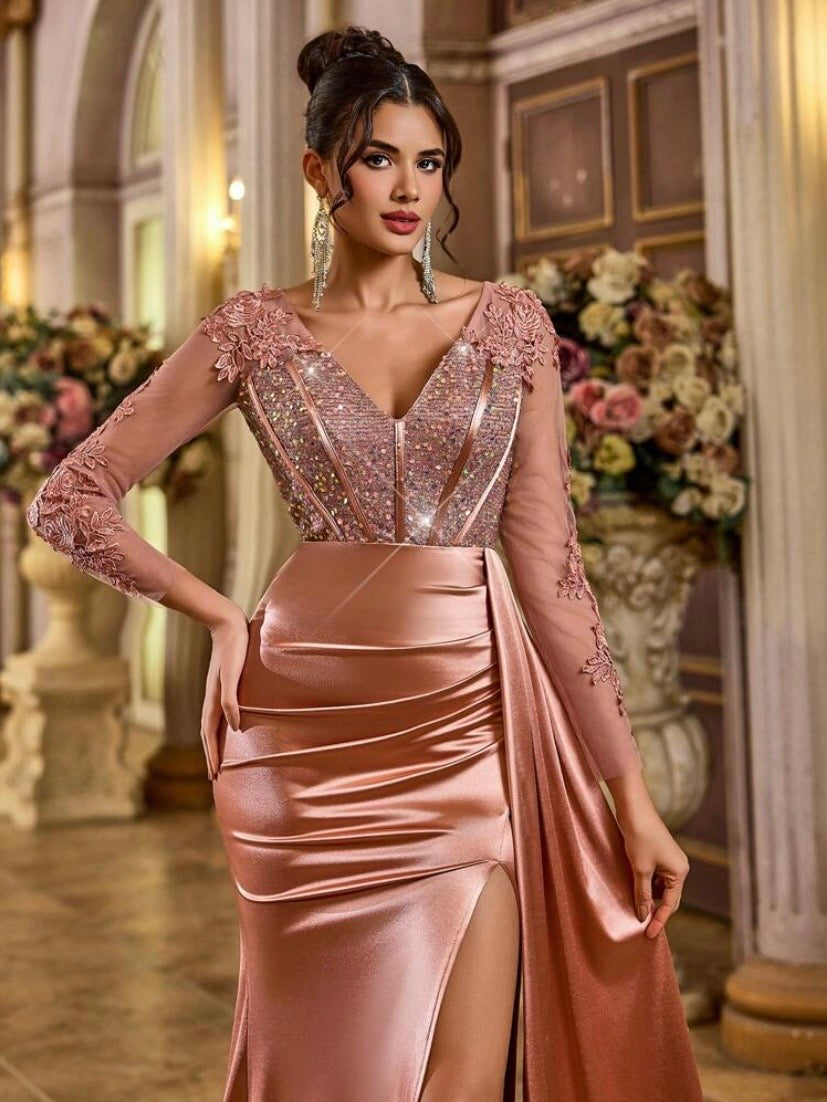 Robe longue élégante et luxueuse à col V avec manches longues, broderies en dentelle et sequins, coupe sirène moulante avec détails transparents, idéale pour mariages, galas et soirées habillées