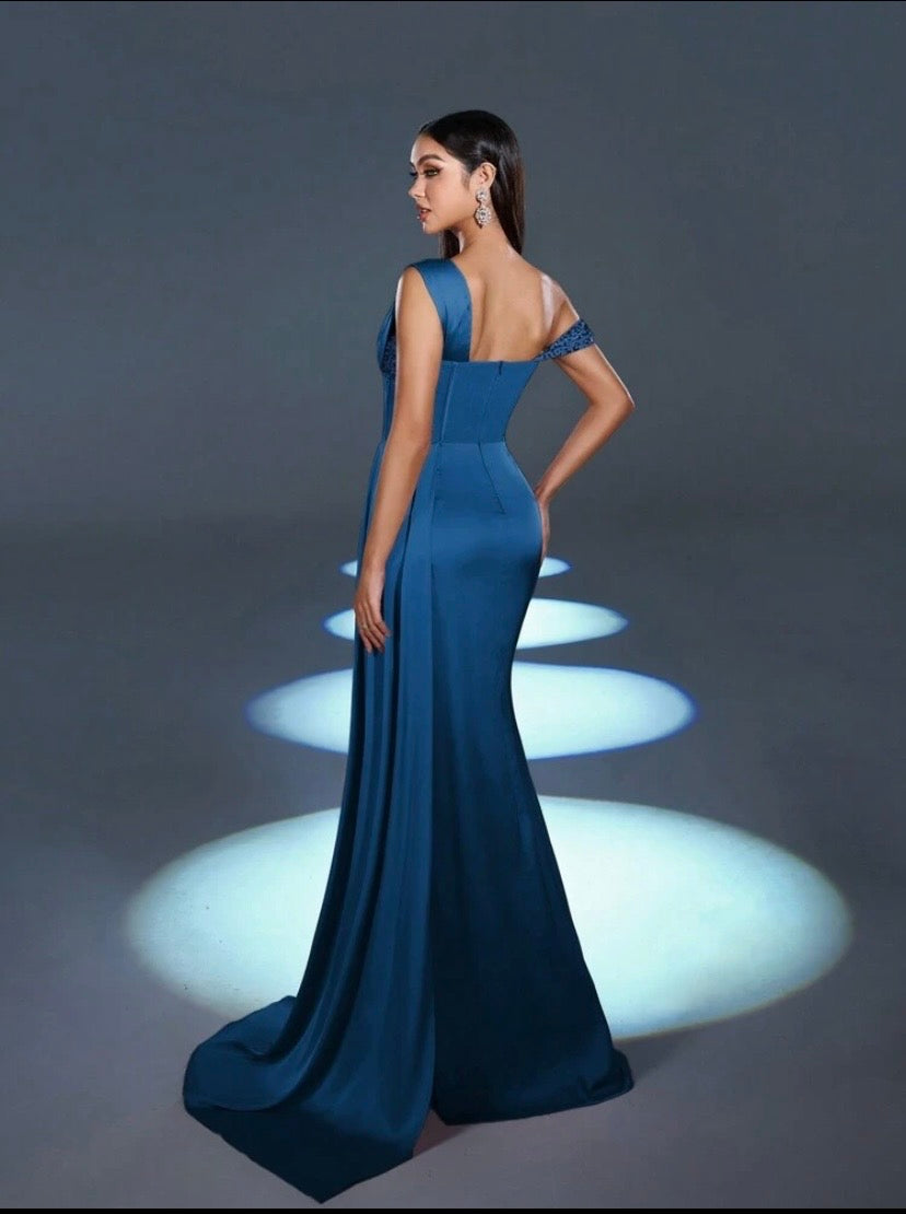 Robe de soirée élégante pour femme à col asymétrique avec détails en sequins contrastés, bustier structuré et fente haute, idéale pour mariages et événements habillés