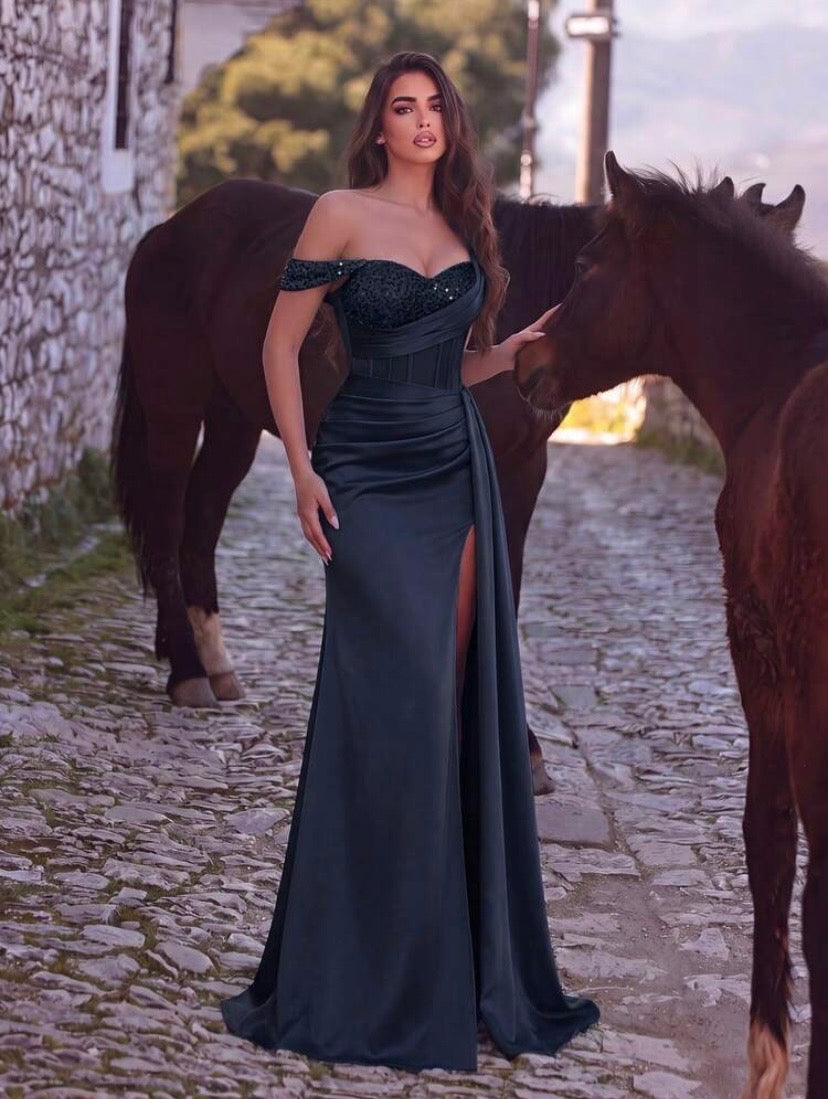 Robe de soirée élégante pour femme à col asymétrique avec détails en sequins contrastés, bustier structuré et fente haute, idéale pour mariages et événements habillés