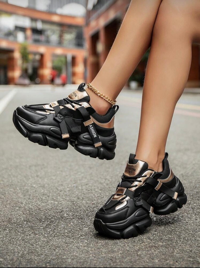 Baskets compensées à lacets avec empiècements en mesh et motifs contrastants, confortables et polyvalentes 👟