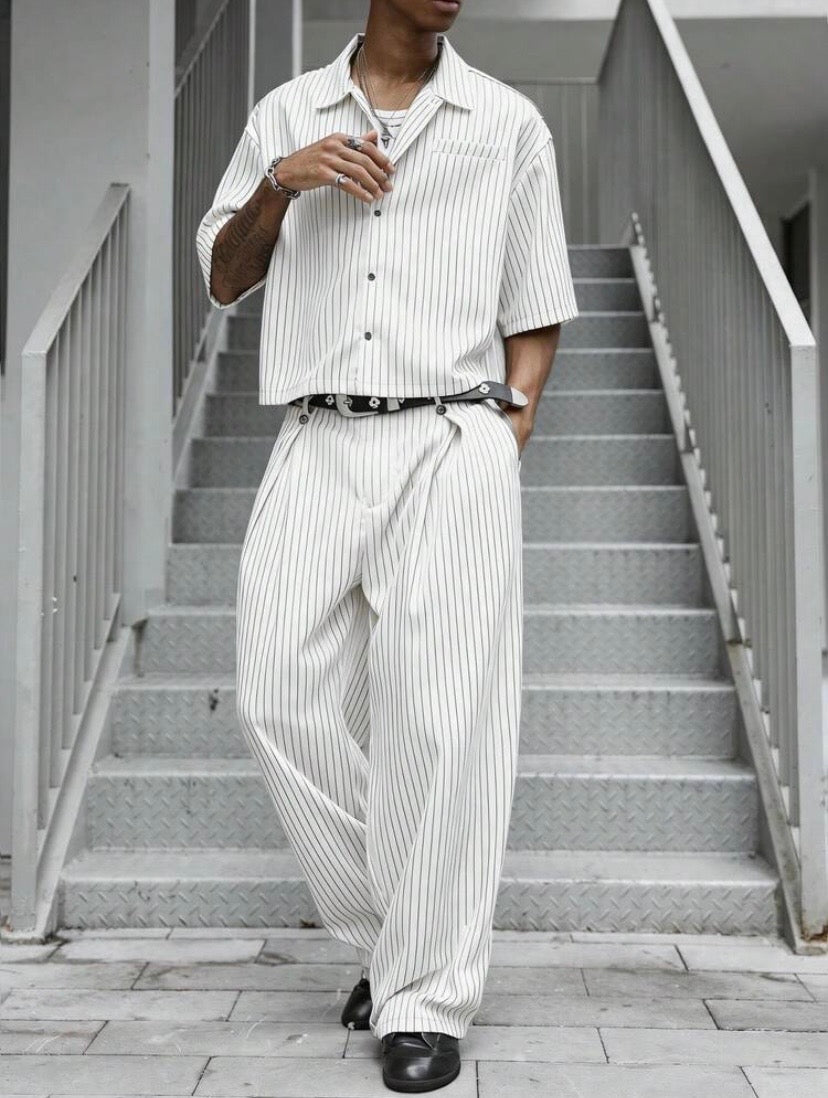 Ensemble streetwear unisexe avec haut à manches courtes rayé et pantalon ample, style japonais décontracté idéal pour l’été et les sorties en ville.