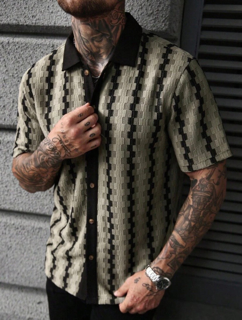Chemise casual pour homme à manches courtes avec col à contraste et design patchwork, style estival moderne à boutonnière, idéale pour une tenue décontractée quotidienne