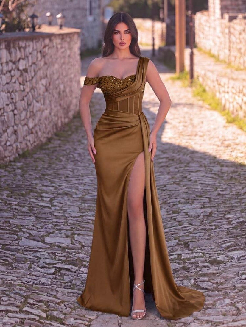 Robe de soirée élégante pour femme à col asymétrique avec détails en sequins contrastés, bustier structuré et fente haute, idéale pour mariages et événements habillés