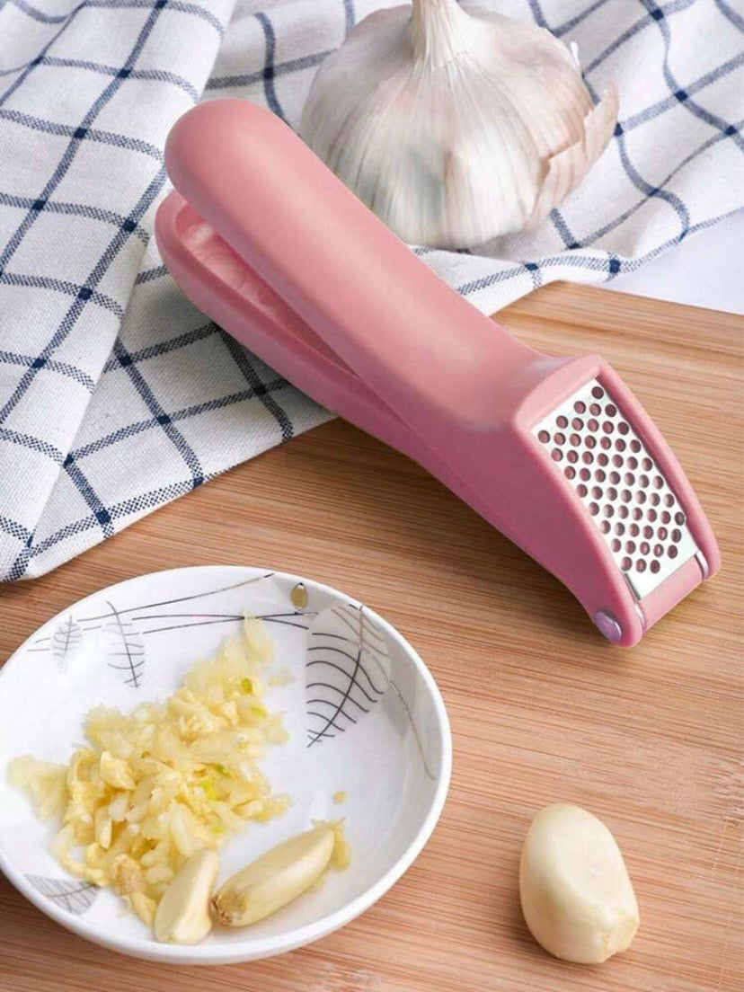 Presse-ail en acier inoxydable, robuste et pratique pour écraser facilement l’ail en cuisine.
