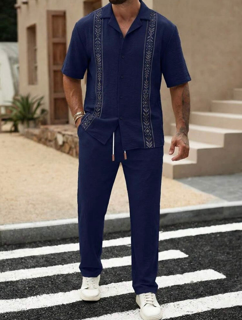 Ensemble homme décontracté en tissu gaufré avec chemise imprimée à manches courtes et pantalon à taille élastique avec cordon, idéal pour vacances, soirées et tenues confortables du quotidien
