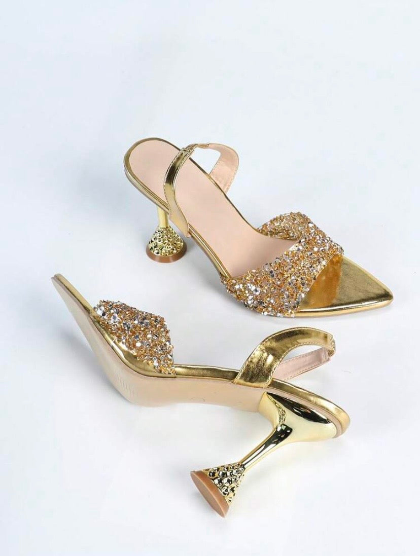 Sandales à talons élégantes pour femme avec strass scintillants dorés, bout pointu et bride à la cheville, idéales pour mariages, soirées et événements habillés